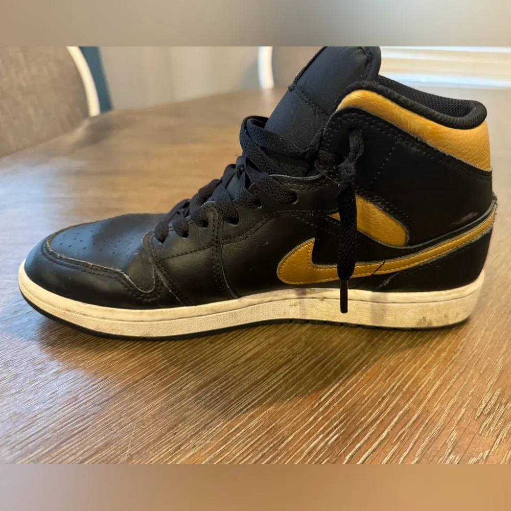 Nike Air Jordan 1 Mid Shoes Black Metallic Gold White DQ8426-071 Men's Size 9.5